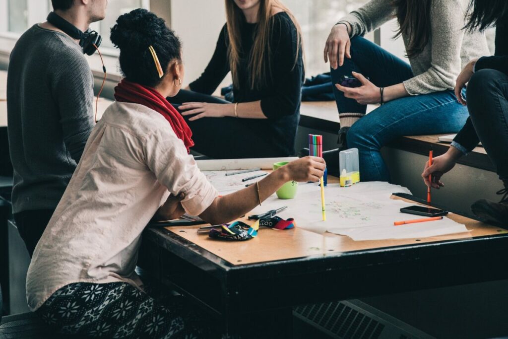 Irresponsables, égoïstes, négligents… En finir avec les stéréotypes sur les jeunes et la Covid-19